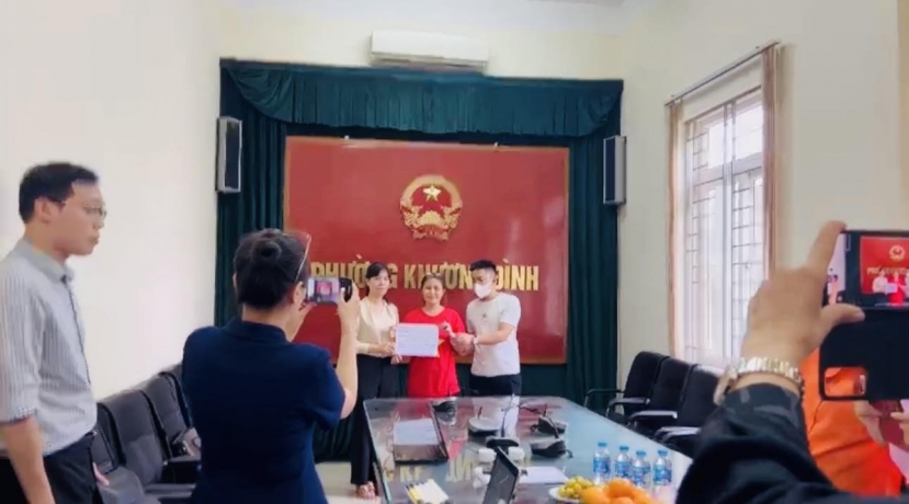 Đại diện Ủy ban Mặt trận Tổ quốc phường Khương Đình cũng đã xác nhận đã nhận được số tiền ủng hộ hơn 4 tỷ đồng Đại diện Ủy ban Mặt trận Tổ quốc phường Khương Đình cũng đã xác nhận đã nhận được số tiền ủng hộ hơn 4 tỷ đồng