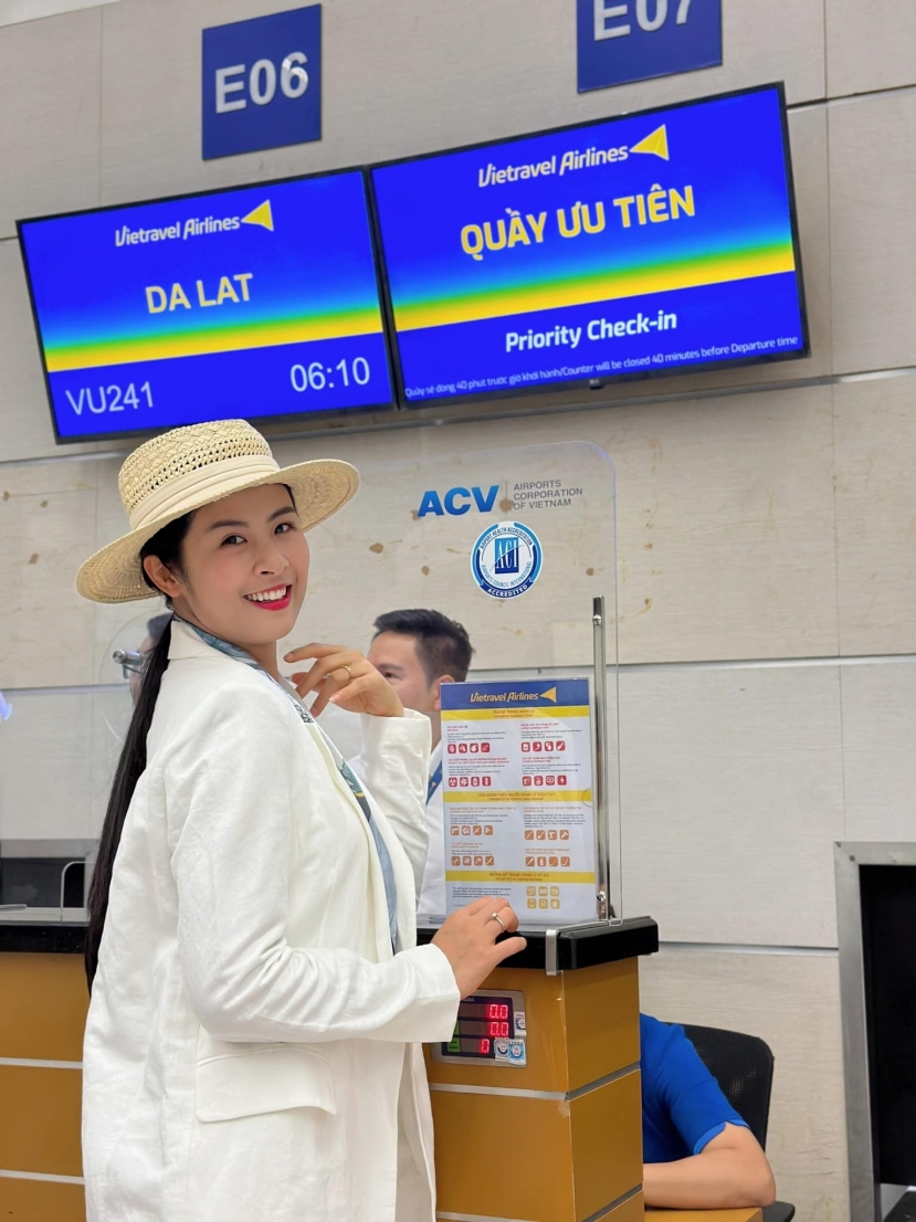 Nàng hậu nhiều lần vướng nghi án mang thai vì thường xuyên xuất hiện với trang phục rộng thùng thình giấu vòng 2 Nàng hậu nhiều lần vướng nghi án mang thai vì thường xuyên xuất hiện với trang phục rộng thùng thình giấu vòng 2