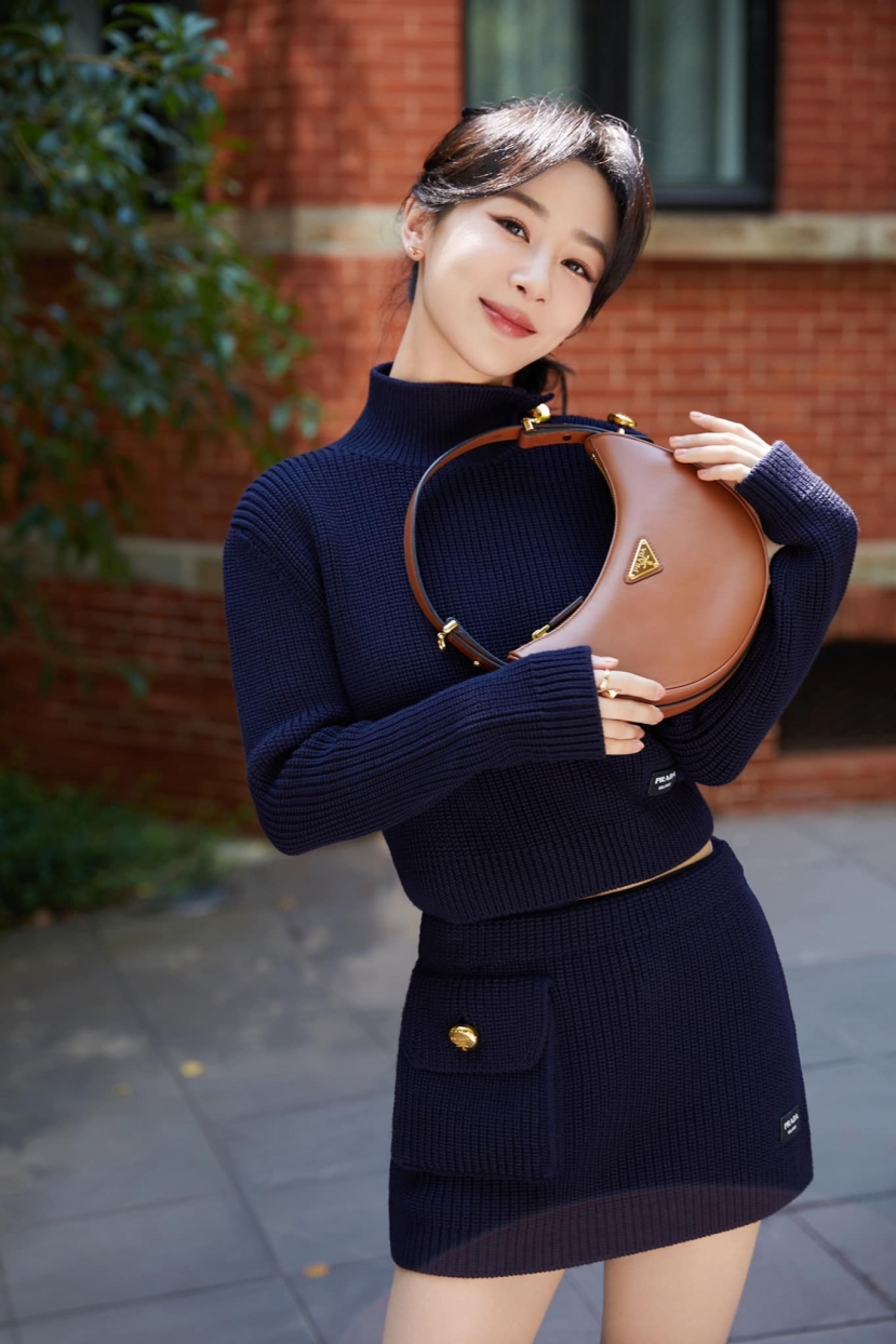 Dương Tử rạng rỡ trong loạt hình quảng cáo mới của thương hiệu Prada. Dương Tử rạng rỡ trong loạt hình quảng cáo mới của thương hiệu Prada.
