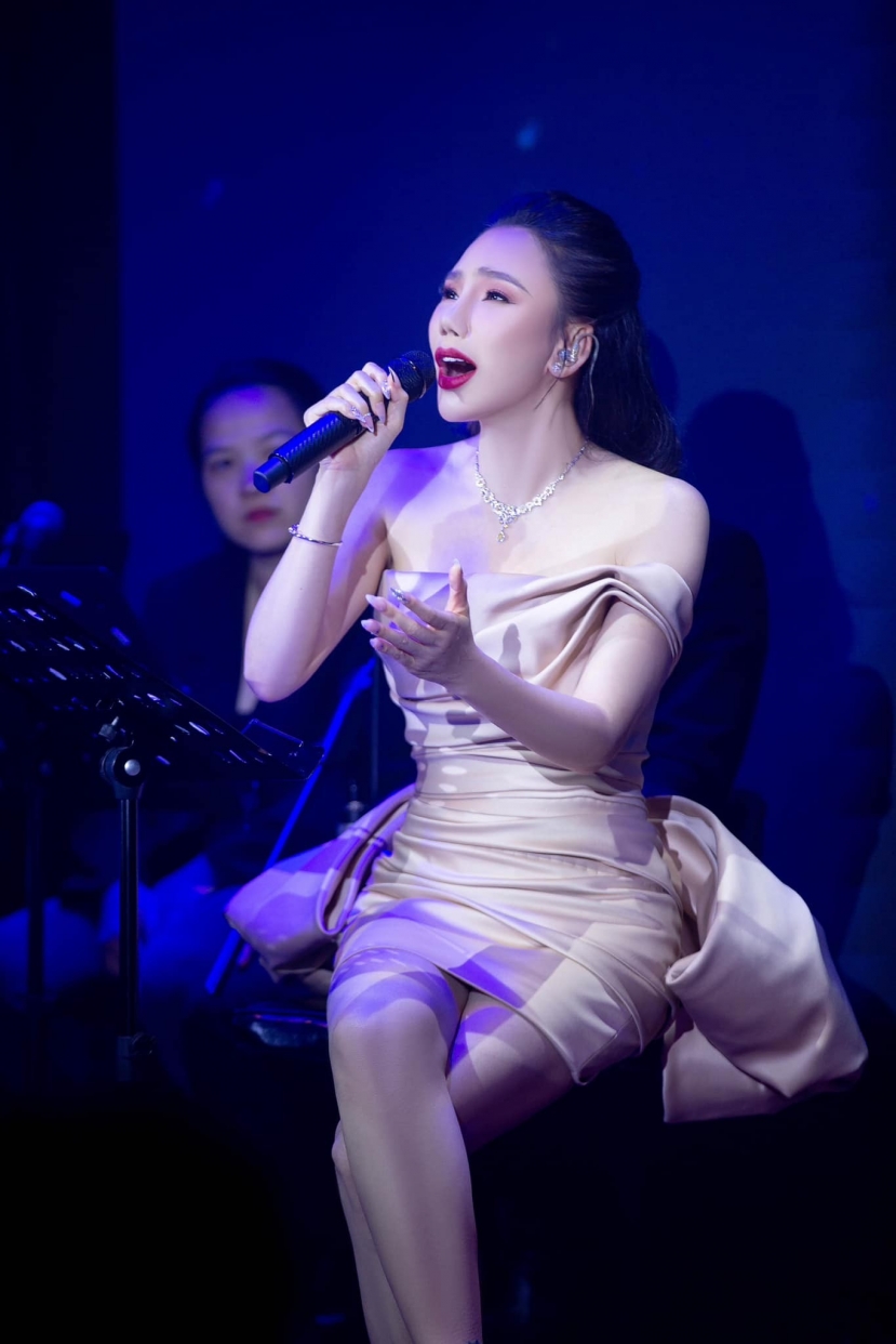 Hình ảnh mới nhất của Hồ Quỳnh Hương tại show ca nhạc gây chú ý Hình ảnh mới nhất của Hồ Quỳnh Hương tại show ca nhạc gây chú ý
