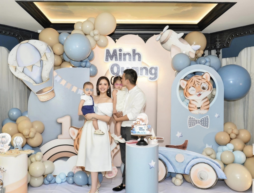 Gia đình 4 thành viên tràn phập hạnh phúc của Phanh Lee khiến nhiều người ngưỡng mộ, ông xã nữ diễn viên hiếm hoi xuất hiện nhưng chỉ lộ góc nghiêng Gia đình 4 thành viên tràn phập hạnh phúc của Phanh Lee khiến nhiều người ngưỡng mộ, ông xã nữ diễn viên hiếm hoi xuất hiện nhưng chỉ lộ góc nghiêng