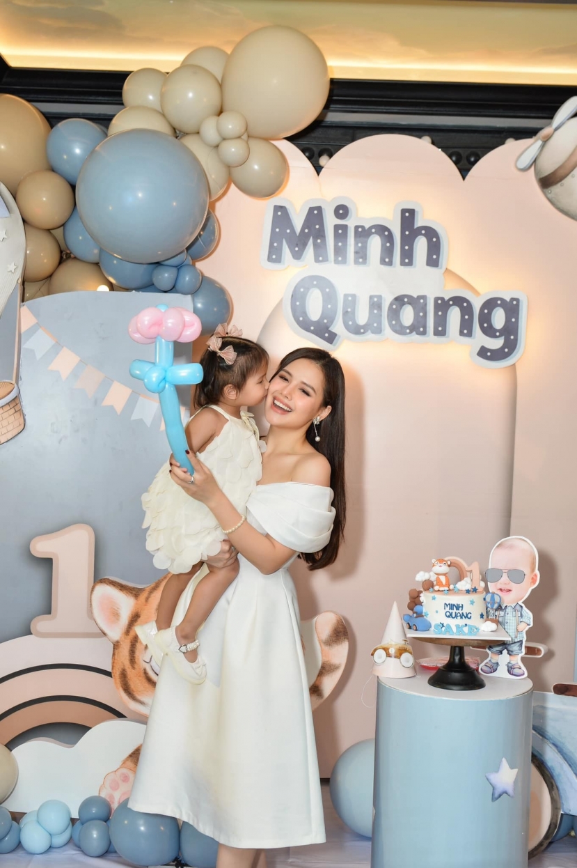 Phanh Lee chia sẻ hình ảnh trong tiệc sinh nhật quý tử Phanh Lee chia sẻ hình ảnh trong tiệc sinh nhật quý tử