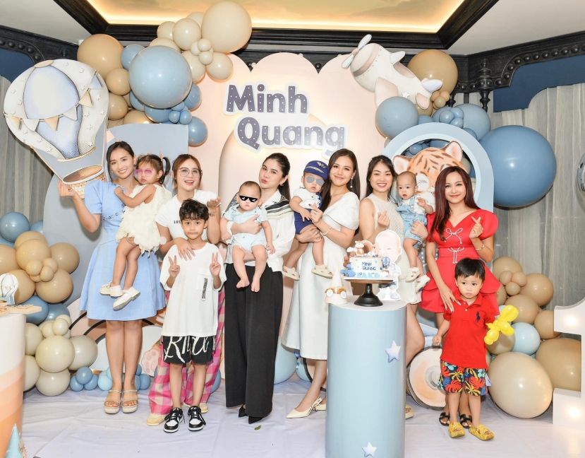 Phanh Lee cùng hội bạn thân nổi tiếng nay đều đã trở thành những bà mẹ bỉm sữa Phanh Lee cùng hội bạn thân nổi tiếng nay đều đã trở thành những bà mẹ bỉm sữa