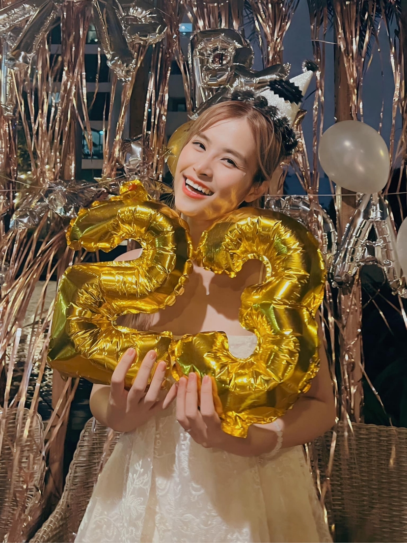 Đông Nhi rạng rỡ, tươi tắn trong ngày sinh nhật. Cô nàng chia sẻ số tuổi thật là 35 nhưng Ông Cao Thắng muốn cô cầm số 23 Đông Nhi rạng rỡ, tươi tắn trong ngày sinh nhật. Cô nàng chia sẻ số tuổi thật là 35 nhưng Ông Cao Thắng muốn cô cầm số 23