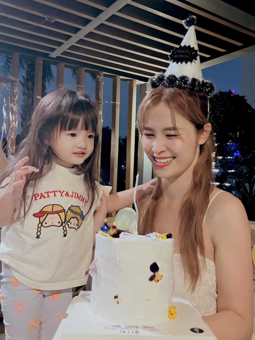 Nhóc tỳ Winnie chiếm spotlight của mẹ. Nhóc tỳ Winnie chiếm spotlight của mẹ.