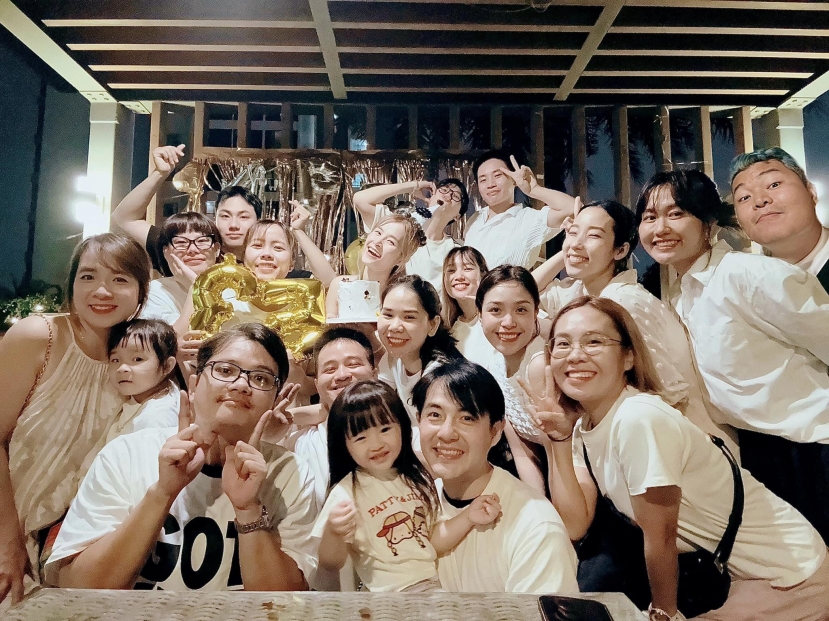 Bạn bè, người thân tổ chức sinh nhật bất ngờ cho Đông Nhi khiến cô vô cùng hạnh phúc. Bạn bè, người thân tổ chức sinh nhật bất ngờ cho Đông Nhi khiến cô vô cùng hạnh phúc.