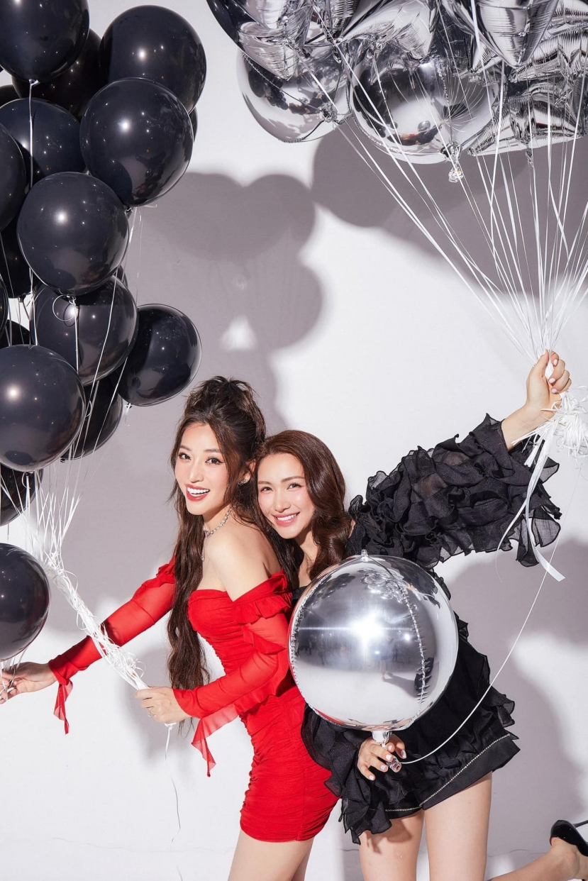 Puka thân thiết bên Hoà Minzy Puka thân thiết bên Hoà Minzy