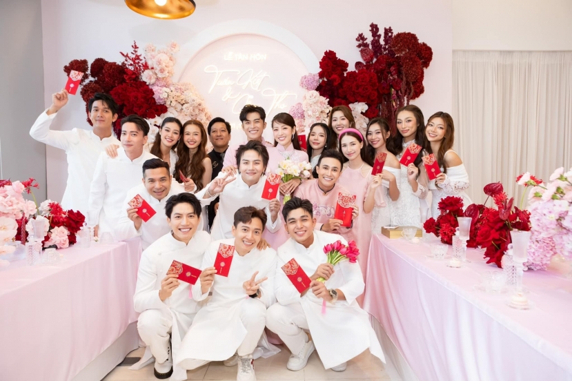 Đám hỏi Puka - Gin Tuấn Kiệt: Dàn bê tráp 'ngã ngửa' khi thấy con số trong lì xì - Ảnh 3 Đám hỏi Puka - Gin Tuấn Kiệt: Dàn bê tráp 'ngã ngửa' khi thấy con số trong lì xì - Ảnh 3