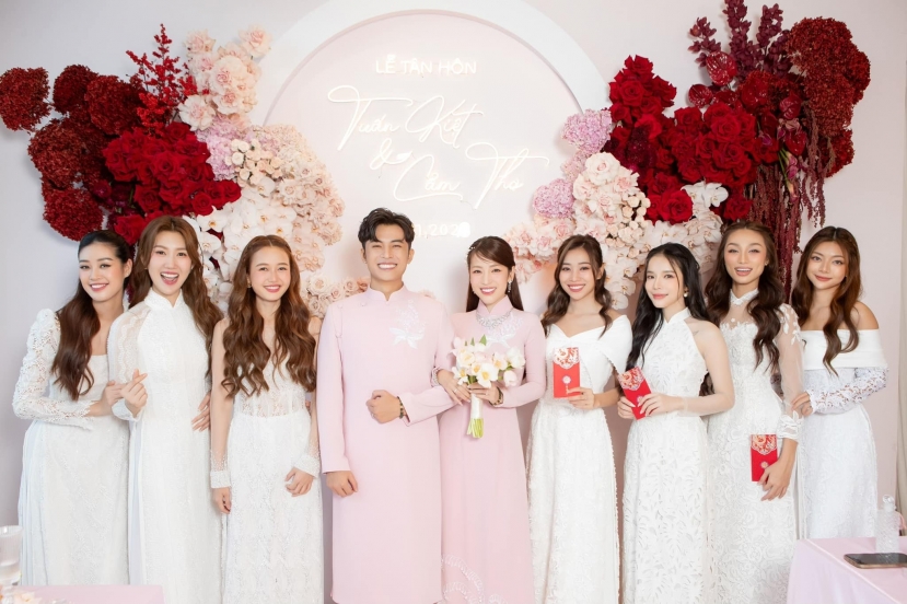 Dàn bê tráp 'hot hit' quy tụ toàn gương mặt 'khủng' Vbiz khiến dân tình rần rần Dàn bê tráp 'hot hit' quy tụ toàn gương mặt 'khủng' Vbiz khiến dân tình rần rần