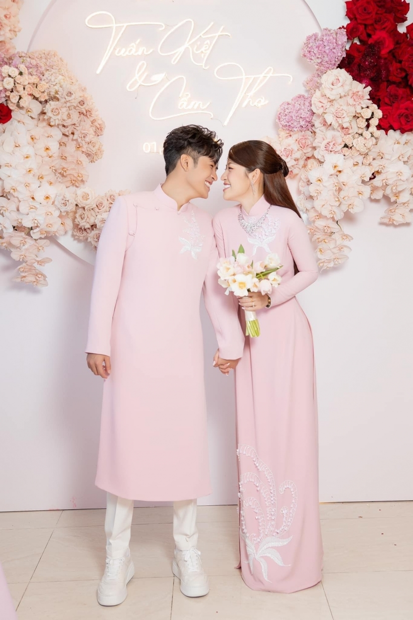 Đám hỏi Puka - Gin Tuấn Kiệt: Dàn bê tráp 'ngã ngửa' khi thấy con số trong lì xì - Ảnh 1 Đám hỏi Puka - Gin Tuấn Kiệt: Dàn bê tráp 'ngã ngửa' khi thấy con số trong lì xì - Ảnh 1