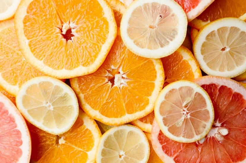 Cả bưởi và cam đều chứa hàm lượng vitamin C cao, giúp củng cố các mạch máu và mô liên kết trong miệng. Ảnh: internet Cả bưởi và cam đều chứa hàm lượng vitamin C cao, giúp củng cố các mạch máu và mô liên kết trong miệng. Ảnh: internet