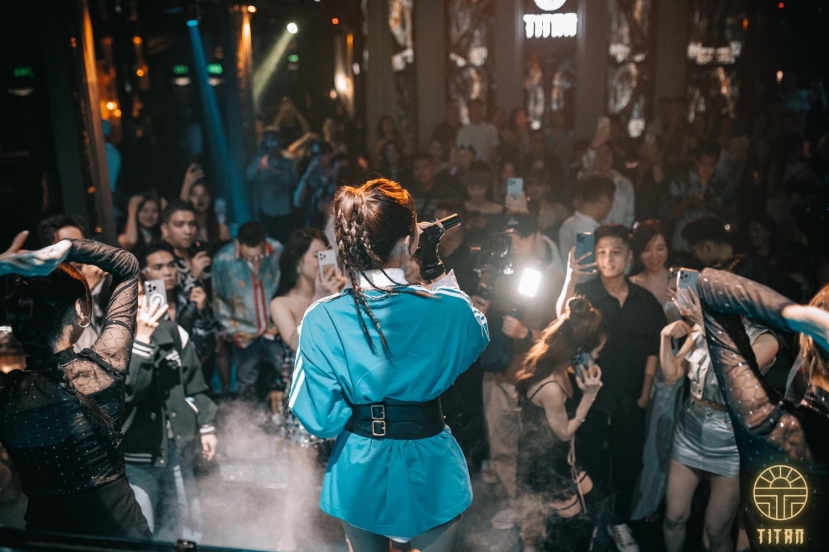 Cô cũng khoe những buổi biểu diễn kín trên MXH Cô cũng khoe những buổi biểu diễn kín trên MXH