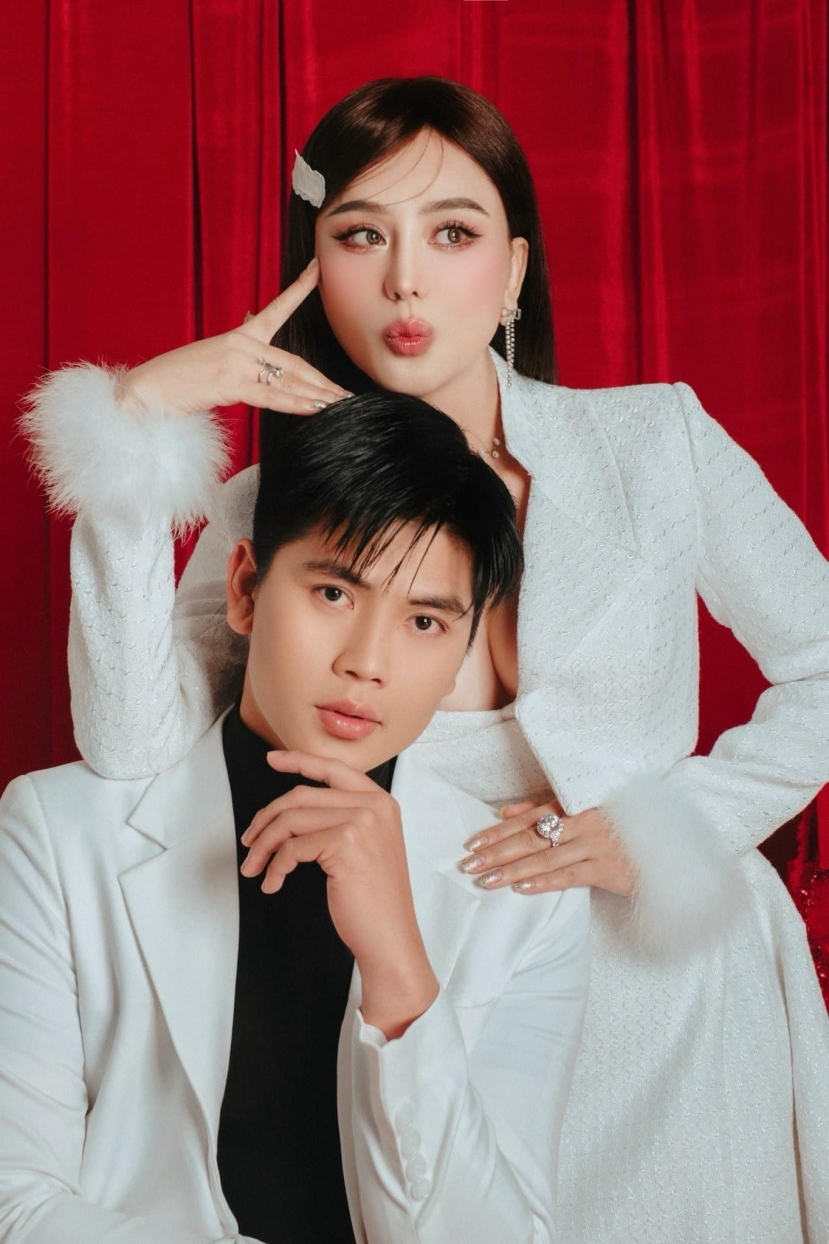 Cặp đôi cùng diện đồ trắng, dành cho nhau những cử chỉ ngọt ngào như người yêu Cặp đôi cùng diện đồ trắng, dành cho nhau những cử chỉ ngọt ngào như người yêu