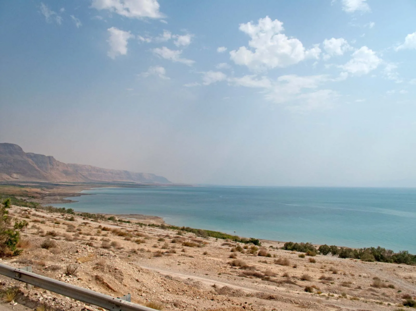 Đường bờ biển Chết, phía đông Israel. Ảnh: Shawn McCullars Đường bờ biển Chết, phía đông Israel. Ảnh: Shawn McCullars