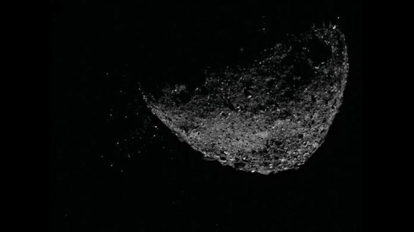 Hình ảnh tiểu hành tinh Bennu phóng các hạt ra khỏi bề mặt của nó vào ngày 6 tháng 1 năm 2019 được tạo ra bằng cách kết hợp hai hình ảnh được chụp bởi thiết bị chụp ảnh NavCam 1 trên tàu vũ trụ OSIRIS-REx của NASA: một hình ảnh phơi sáng ngắn, hiển thị rõ ràng tiểu hành tinh và một hình ảnh dài - hình ảnh phơi sáng (năm giây), hiển thị rõ ràng các hạt. Tiểu hành tinh Bennu, được nhìn thấy vào ngày 6 tháng 1 năm 2019, bởi tàu vũ trụ OSIRIS-REx của NASA. (Ảnh: NASA / JPL) Hình ảnh tiểu hành tinh Bennu phóng các hạt ra khỏi bề mặt của nó vào ngày 6 tháng 1 năm 2019 được tạo ra bằng cách kết hợp hai hình ảnh được chụp bởi thiết bị chụp ảnh NavCam 1 trên tàu vũ trụ OSIRIS-REx của NASA: một hình ảnh phơi sáng ngắn, hiển thị rõ ràng tiểu hành tinh và một hình ảnh dài - hình ảnh phơi sáng (năm giây), hiển thị rõ ràng các hạt. Tiểu hành tinh Bennu, được nhìn thấy vào ngày 6 tháng 1 năm 2019, bởi tàu vũ trụ OSIRIS-REx của NASA. (Ảnh: NASA / JPL)