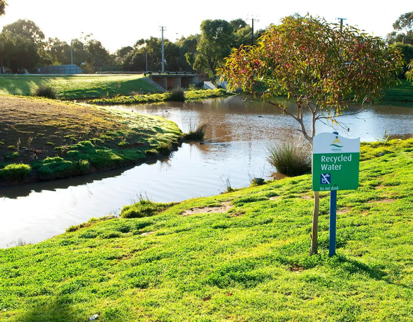 Biển báo nước tái chế bên cạnh một con sông ở Salisbury, ngoại ô Adelaide, Australia. Ảnh: Alamy Biển báo nước tái chế bên cạnh một con sông ở Salisbury, ngoại ô Adelaide, Australia. Ảnh: Alamy