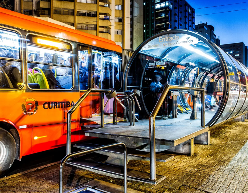 Một trong những trạm xe buýt hình ống đặc biệt ở Curitiba. Ảnh: Alamy Một trong những trạm xe buýt hình ống đặc biệt ở Curitiba. Ảnh: Alamy