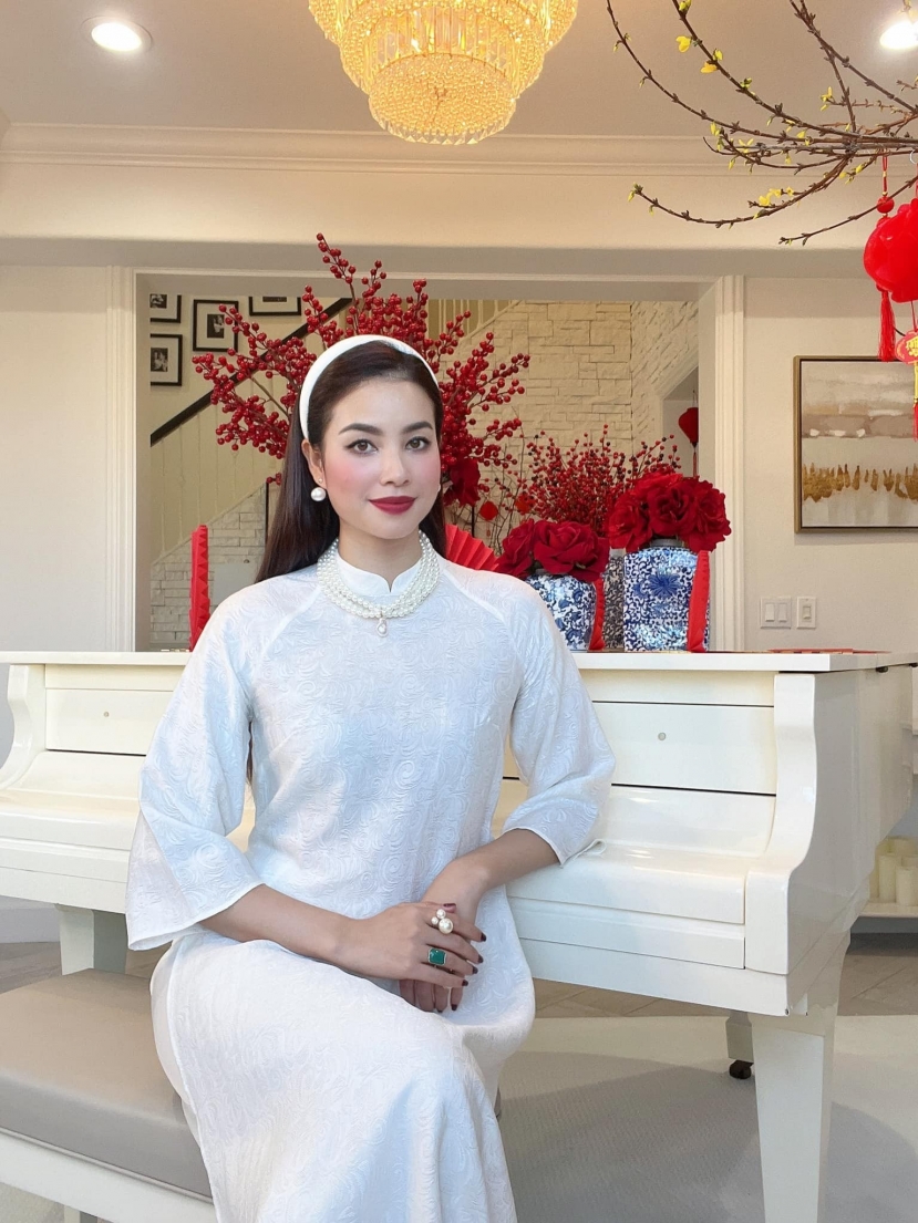 Phạm Hương mặc áo dài đón Tết ở trời Tây Phạm Hương mặc áo dài đón Tết ở trời Tây